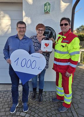 Zwei Herren (links und rechts im Bild) mit Erster Bürgermeisterin Eva Ehrhardt-Odörfer mittig.