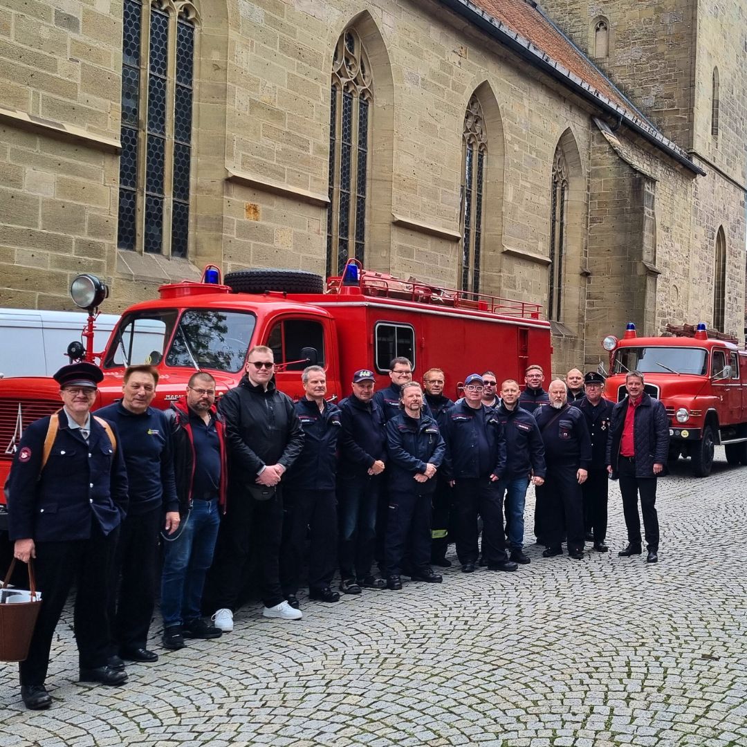 Feuwehrkameraden aus Großenhain zu Besuch in Öhringen, Foto mit OB Thilo Michler und Oldtimern